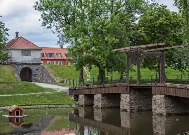 Brostein og festningsmurer i Gamlebyen Fredrikstad
